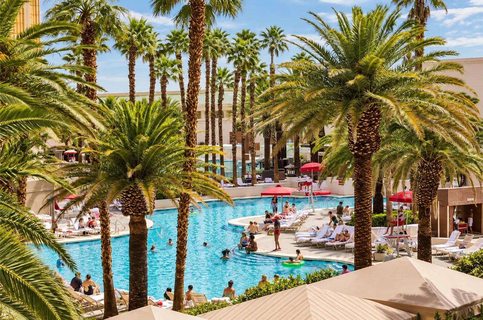 Rustig zwembad van Four Seasons Las Vegas met palmbomen en ligbedden