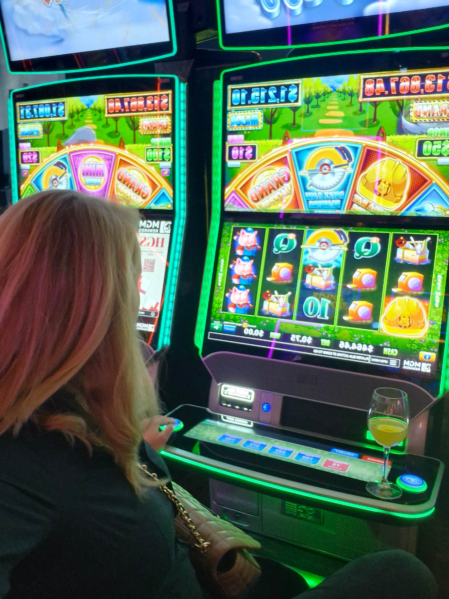 Persoon achter een gokkast in Las Vegas