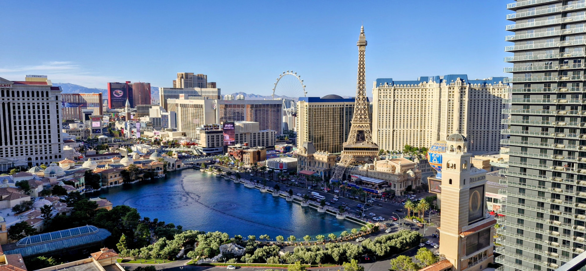 De Las Vegas Strip bij dag, met de Eiffeltoren van Paris, het Bellagio-meer en de omliggende skyline